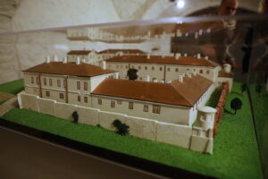 25.11.2025. Kielce. Ośrodek Myśli Patriotycznej i Obywatelskiej w Kielcach. Odrestaurowana makieta więzienia kieleckiego / Fot. Wiktor Taszłow - Radio Kielce