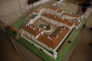 25.11.2025. Kielce. Ośrodek Myśli Patriotycznej i Obywatelskiej w Kielcach. Odrestaurowana makieta więzienia kieleckiego / Fot. Wiktor Taszłow - Radio Kielce