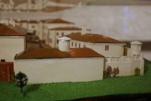 25.11.2025. Kielce. Ośrodek Myśli Patriotycznej i Obywatelskiej w Kielcach. Odrestaurowana makieta więzienia kieleckiego / Fot. Wiktor Taszłow - Radio Kielce