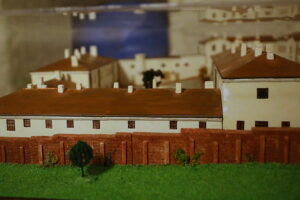 25.11.2025. Kielce. Ośrodek Myśli Patriotycznej i Obywatelskiej w Kielcach. Odrestaurowana makieta więzienia kieleckiego / Fot. Wiktor Taszłow - Radio Kielce