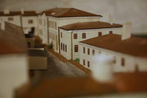 25.11.2025. Kielce. Ośrodek Myśli Patriotycznej i Obywatelskiej w Kielcach. Odrestaurowana makieta więzienia kieleckiego / Fot. Wiktor Taszłow - Radio Kielce