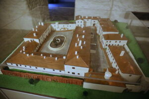 25.11.2025. Kielce. Ośrodek Myśli Patriotycznej i Obywatelskiej w Kielcach. Odrestaurowana makieta więzienia kieleckiego / Fot. Wiktor Taszłow - Radio Kielce