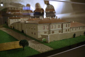 25.11.2025. Kielce. Ośrodek Myśli Patriotycznej i Obywatelskiej w Kielcach. Odrestaurowana makieta więzienia kieleckiego / Fot. Wiktor Taszłow - Radio Kielce