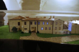 25.11.2025. Kielce. Ośrodek Myśli Patriotycznej i Obywatelskiej w Kielcach. Odrestaurowana makieta więzienia kieleckiego / Fot. Wiktor Taszłow - Radio Kielce