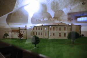 25.11.2025. Kielce. Ośrodek Myśli Patriotycznej i Obywatelskiej w Kielcach. Odrestaurowana makieta więzienia kieleckiego / Fot. Wiktor Taszłow - Radio Kielce