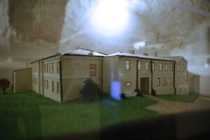 25.11.2025. Kielce. Ośrodek Myśli Patriotycznej i Obywatelskiej w Kielcach. Odrestaurowana makieta więzienia kieleckiego / Fot. Wiktor Taszłow - Radio Kielce