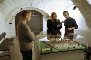 25.11.2025. Kielce. Ośrodek Myśli Patriotycznej i Obywatelskiej w Kielcach. Odrestaurowana makieta więzienia kieleckiego / Fot. Wiktor Taszłow - Radio Kielce