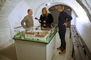 25.11.2025. Kielce. Ośrodek Myśli Patriotycznej i Obywatelskiej w Kielcach. Odrestaurowana makieta więzienia kieleckiego / Fot. Wiktor Taszłow - Radio Kielce