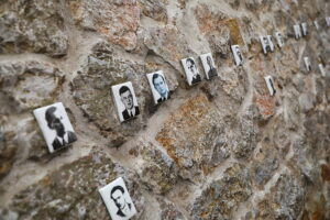 25.11.2025. Kielce. Mur Pamięci. Nowe tabliczki / Fot. Wiktor Taszłow - Radio Kielce