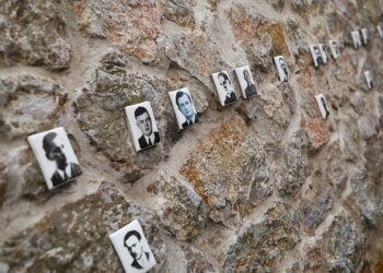 25.11.2025. Kielce. Mur Pamięci. Nowe tabliczki / Fot. Wiktor Taszłow - Radio Kielce