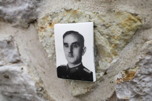 25.11.2025. Kielce. Mur Pamięci. Nowe tabliczki / Fot. Wiktor Taszłow - Radio Kielce