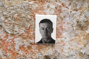 25.11.2025. Kielce. Mur Pamięci. Nowe tabliczki / Fot. Wiktor Taszłow - Radio Kielce