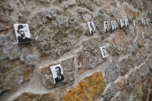 25.11.2025. Kielce. Mur Pamięci. Nowe tabliczki / Fot. Wiktor Taszłow - Radio Kielce