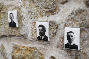 25.11.2025. Kielce. Mur Pamięci. Nowe tabliczki / Fot. Wiktor Taszłow - Radio Kielce