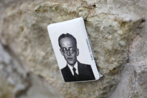 25.11.2025. Kielce. Mur Pamięci. Nowe tabliczki / Fot. Wiktor Taszłow - Radio Kielce