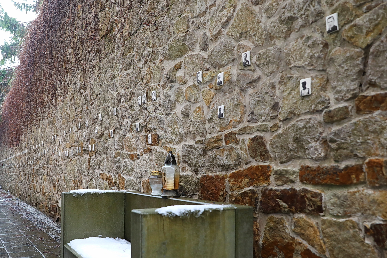 25.11.2025. Kielce. Mur Pamięci. Nowe tabliczki / Fot. Wiktor Taszłow - Radio Kielce