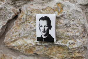 25.11.2025. Kielce. Mur Pamięci. Nowe tabliczki / Fot. Wiktor Taszłow - Radio Kielce