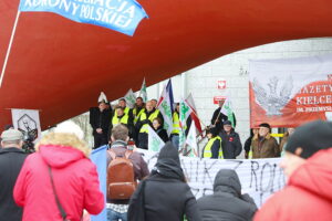 28.11.2025. Kielce. Protest przed urzędem wojewódzkim / Fot. Wiktor Taszłow - Radio Kielce