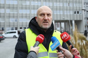 28.11.2025. Kielce. Protest przed urzędem wojewódzkim / Fot. Wiktor Taszłow - Radio Kielce