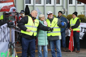 28.11.2025. Kielce. Protest przed urzędem wojewódzkim / Fot. Wiktor Taszłow - Radio Kielce