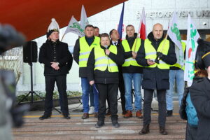 28.11.2025. Kielce. Protest przed urzędem wojewódzkim / Fot. Wiktor Taszłow - Radio Kielce