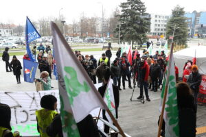 28.11.2025. Kielce. Protest przed urzędem wojewódzkim / Fot. Wiktor Taszłow - Radio Kielce