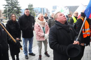 28.11.2025. Kielce. Protest przed urzędem wojewódzkim / Fot. Wiktor Taszłow - Radio Kielce