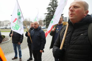 28.11.2025. Kielce. Protest przed urzędem wojewódzkim / Fot. Wiktor Taszłow - Radio Kielce