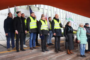 28.11.2025. Kielce. Protest przed urzędem wojewódzkim / Fot. Wiktor Taszłow - Radio Kielce