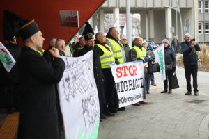 28.11.2025. Kielce. Protest przed urzędem wojewódzkim / Fot. Wiktor Taszłow - Radio Kielce