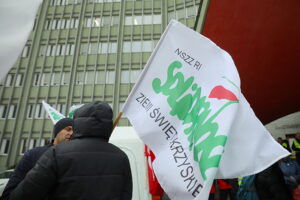 28.11.2025. Kielce. Protest przed urzędem wojewódzkim / Fot. Wiktor Taszłow - Radio Kielce