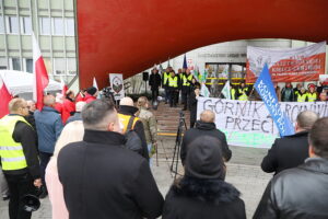 28.11.2025. Kielce. Protest przed urzędem wojewódzkim / Fot. Wiktor Taszłow - Radio Kielce