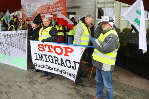 28.11.2025. Kielce. Protest przed urzędem wojewódzkim / Fot. Wiktor Taszłow - Radio Kielce
