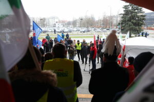 28.11.2025. Kielce. Protest przed urzędem wojewódzkim / Fot. Wiktor Taszłow - Radio Kielce