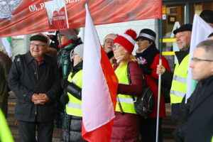 28.11.2025. Kielce. Protest przed urzędem wojewódzkim / Fot. Wiktor Taszłow - Radio Kielce