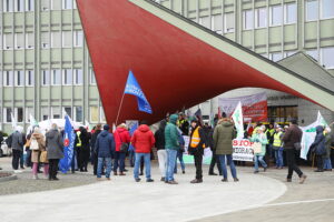 28.11.2025. Kielce. Protest przed urzędem wojewódzkim / Fot. Wiktor Taszłow - Radio Kielce