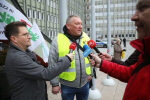 28.11.2025. Kielce. Protest przed urzędem wojewódzkim / Fot. Wiktor Taszłow - Radio Kielce