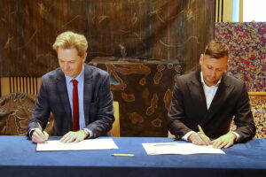 28.11.2025. Kielce. Filharmonia Świętokrzyska. Podpisanie umowy między Filharmonią Świętokrzyską a Klubem Sportowym Iskra Kielce / Fot. Wiktor Taszłow - Radio Kielce