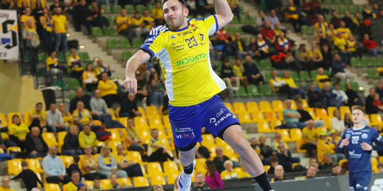 Odjazd Industrii po przerwie i wysokie zwycięstwo w Puławach - Radio Kielce Odjazd Industrii po przerwie i wysokie zwycięstwo w Puławach