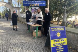 01.11.2025. Sandomierz. Cmentarz Katedralny. Wszystkich Świętych. Kwesta / Fot. Grażyna Szlęzak-Wójcik - Radio Kielce