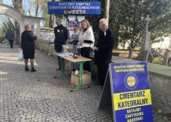 Zbiórka na rzecz jednego z najstarszych cmentarzy w Polsce - Radio Kielce 01.11.2025. Sandomierz. Cmentarz Katedralny. Wszystkich Świętych. Kwesta / Fot. Grażyna Szlęzak-Wójcik - Radio Kielce