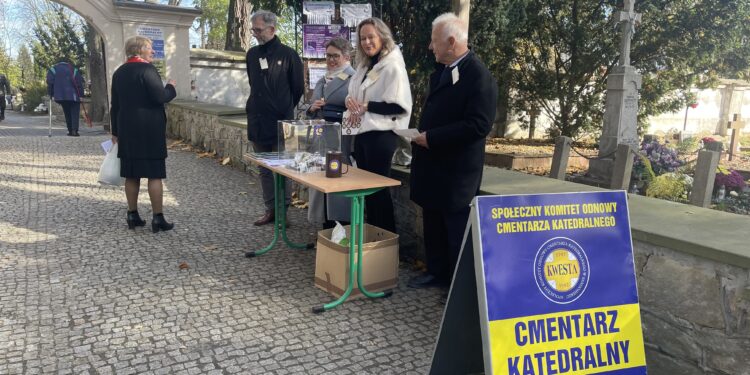 01.11.2025. Sandomierz. Cmentarz Katedralny. Wszystkich Świętych. Kwesta / Fot. Grażyna Szlęzak-Wójcik - Radio Kielce