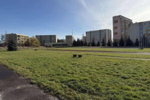 Starachowice. Szkoła Podstawowa numer 11 i teren, na którym powstanie orlik / Fot. Facebook Marek Materek