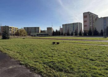 Starachowice. Szkoła Podstawowa numer 11 i teren, na którym powstanie orlik / Fot. Facebook Marek Materek