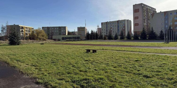 Starachowice. Szkoła Podstawowa numer 11 i teren, na którym powstanie orlik / Fot. Facebook Marek Materek