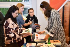 Dzieci powinny tupać i klaskać podczas czytania - Radio Kielce 14.11.2025. Kielce. Wojewódzka Biblioteka Publiczna im. Witolda Gombrowicza w Kielcach. Akcja „1000 książek na Tysiąclecie Królestwa Polskiego” / Fot. Wojewódzka Biblioteka Publiczna im. Witolda Gombrowicza w Kielcach - Facebook