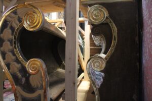 Kościół św. Piotra i Pawła w Sancygniowie. Prace konserwatorskie przy renowacji zabytkowych stalli / Fot. Marta Gajda-Kruk - Radio Kielce