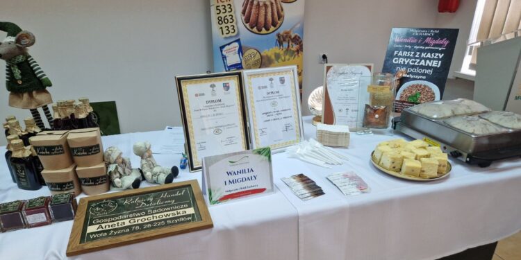 Farsz z kaszy gryczanej niepalonej i sernik w kratkę z Małyszyna podczas prezentacji w Modliszewicach / Fot. Marzena Smoręda - Radio Kielce