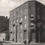 Kielce. Ulica Paderewskiego. Lata 1950-1960. Kamienica przy ulicy Paderewskiego 53 (wówczas ulicy Buczka), na rogu ulicy Czarnowskiej / źródło: facebook.com/kieleckieinwestycje