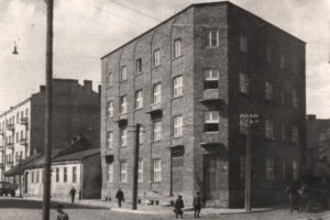 Historia kieleckich ulic. Paderewskiego - Radio Kielce Kielce. Ulica Paderewskiego. Lata 1950-1960. Kamienica przy ulicy Paderewskiego 53 (wówczas ulicy Buczka), na rogu ulicy Czarnowskiej / źródło: facebook.com/kieleckieinwestycje